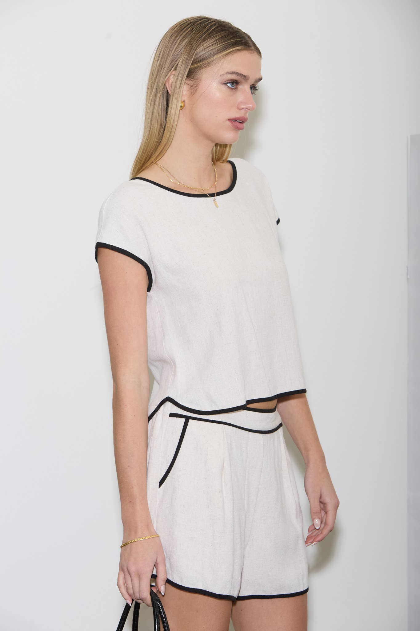 CONTRAST TRIM SHORT SLEEVE BACK BUTTON LINEN TOP