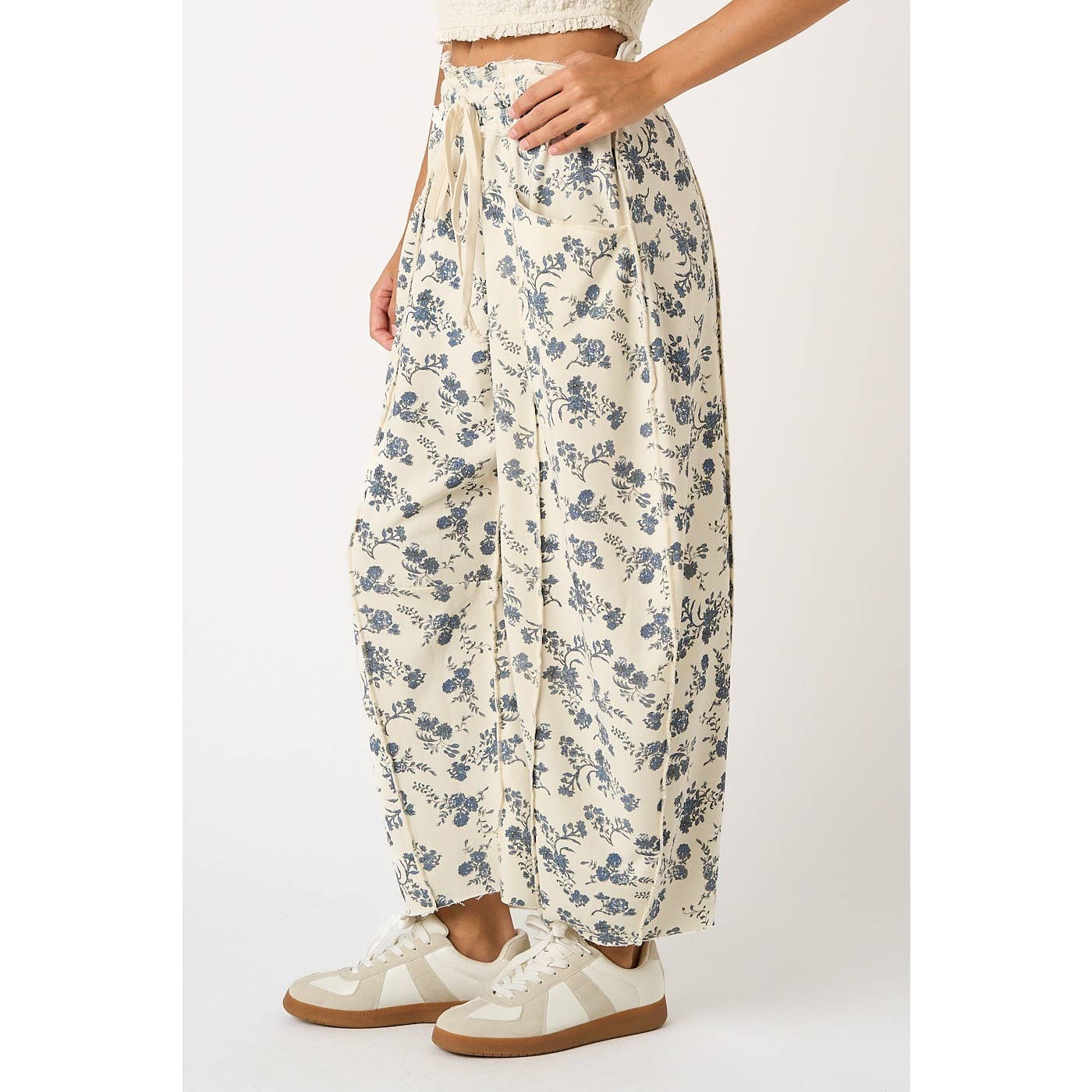 BLUE FLORAL PRINT SEAM DETAIL PULL ON BARREL PANTS
