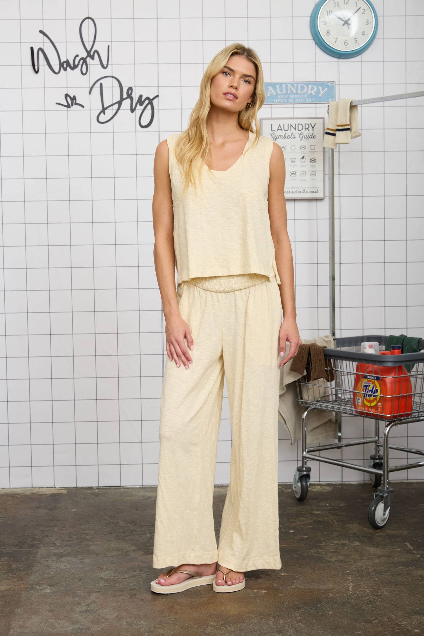 HEATHERED V NECK SLEEVELESS KNIT TOP