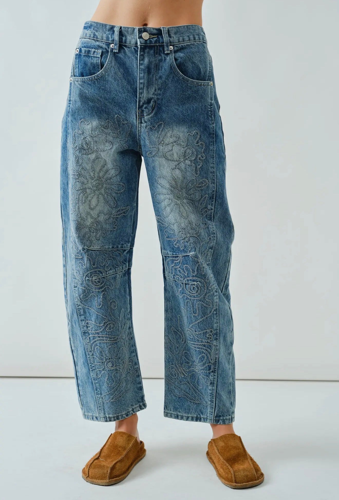 Embroidered Barrel Jeans