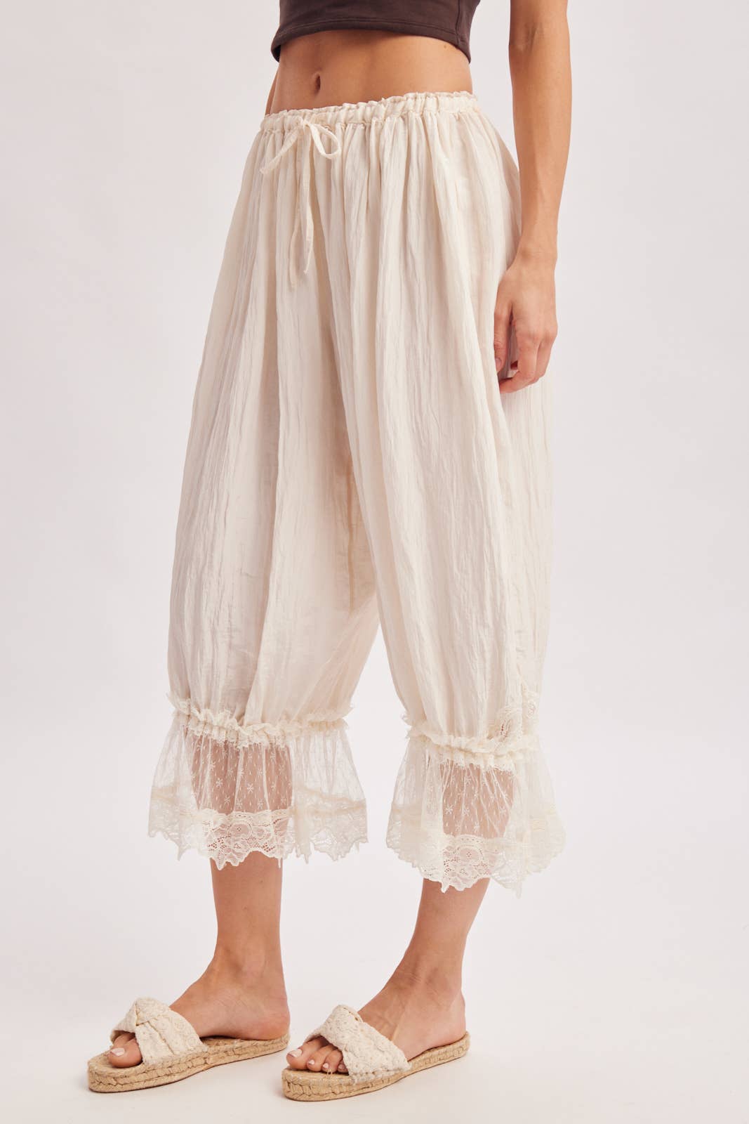 LACE TRIMMED MIDI BLOOMER PANTS