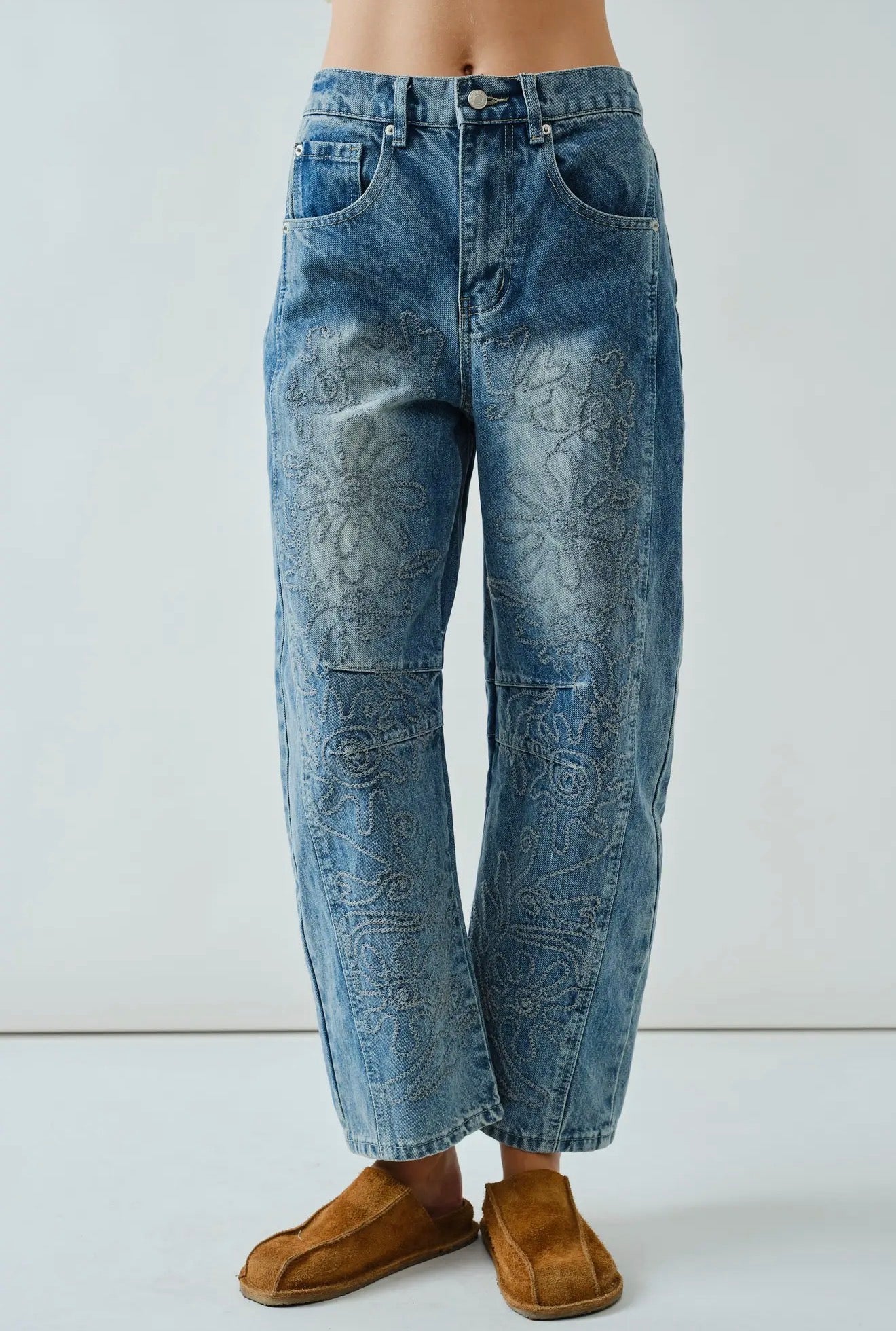 Embroidered Barrel Jeans