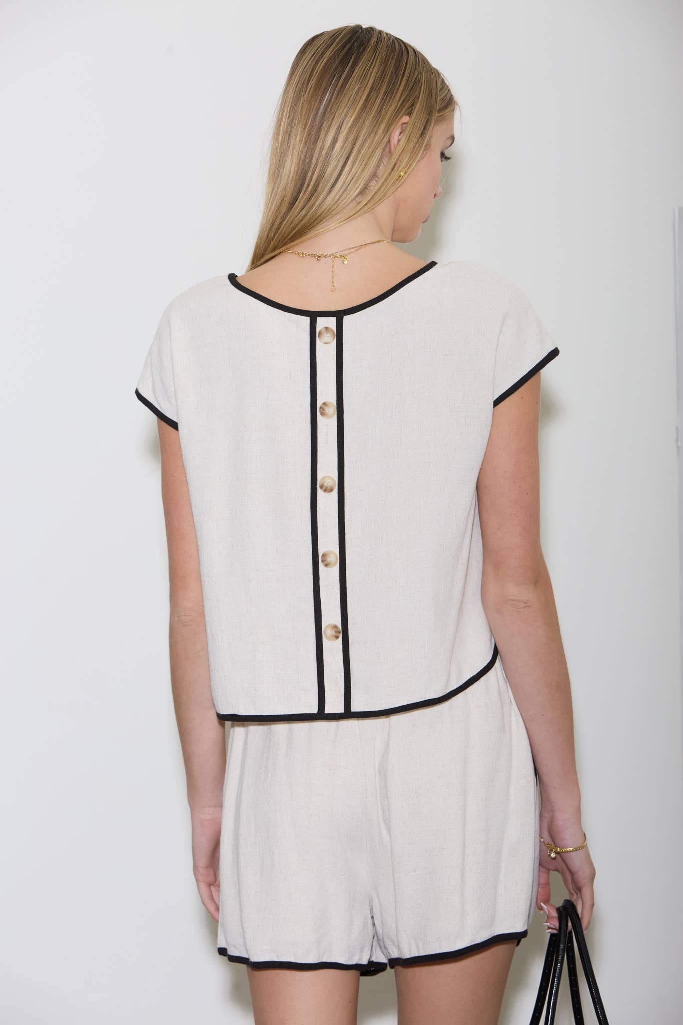 CONTRAST TRIM SHORT SLEEVE BACK BUTTON LINEN TOP